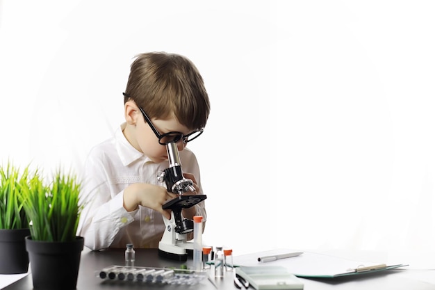 Foto jóvenes científicos químicos. orientación vocacional infantil. elección de profesión. médico, ayudante de laboratorio, químico.