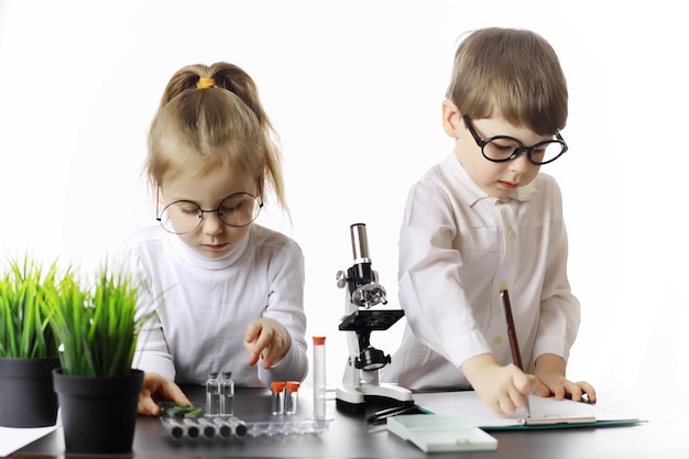 Jóvenes científicos químicos. Orientación vocacional infantil. Elección de profesión. Médico, ayudante de laboratorio, químico.