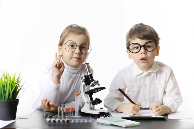 Jóvenes científicos químicos. Orientación vocacional infantil. Elección de profesión. Médico, ayudante de laboratorio, químico.