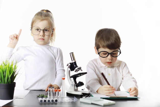 Jóvenes científicos químicos. Orientación vocacional infantil. Elección de profesión. Médico, ayudante de laboratorio, químico.