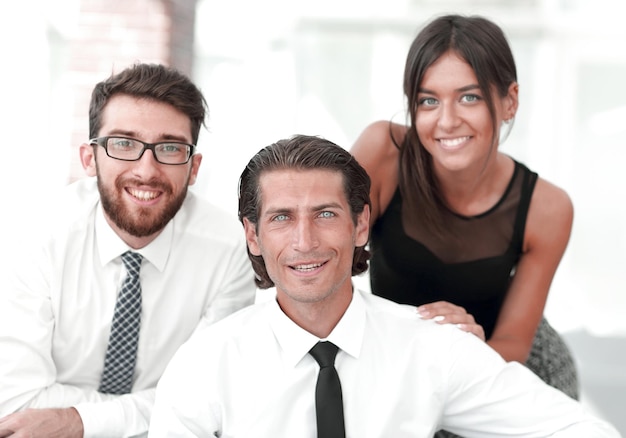 Foto jóvenes colegas de negocios en el fondo de la foto de la oficina con espacio de copia