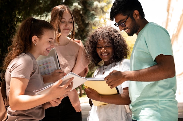 Foto jóvenes colegas que estudian juntos para un examen universitario