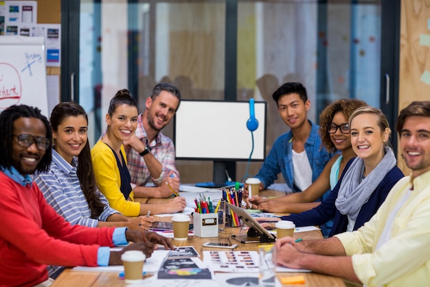 Jóvenes colegas en la sala de reuniones