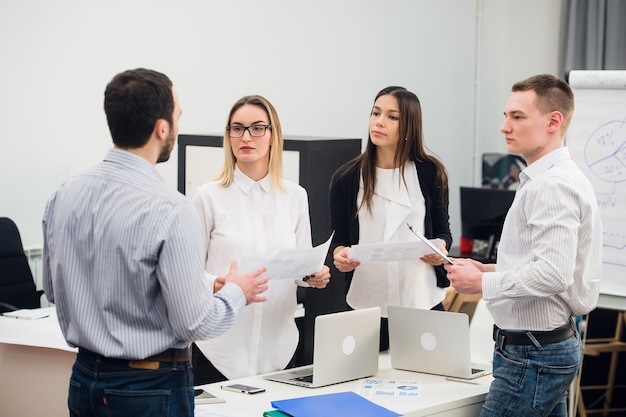 Jóvenes compañeros de trabajo discutiendo un proyecto