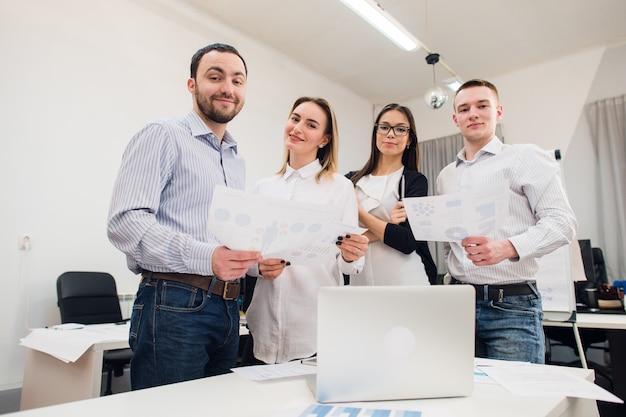 Jóvenes compañeros de trabajo discutiendo un proyecto