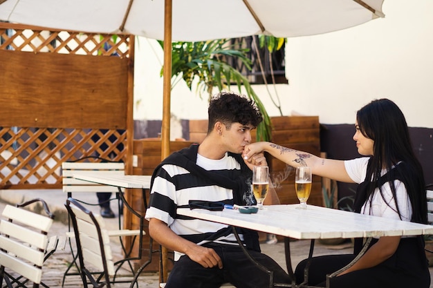 jóvenes compartiendo un café, cerveza, sonriendo, hablando, disfrutando juntos, compañeros de clase, compañeros de vida,