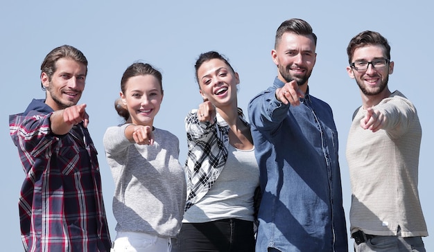 Foto jóvenes confiados mostrando las manos hacia adelante