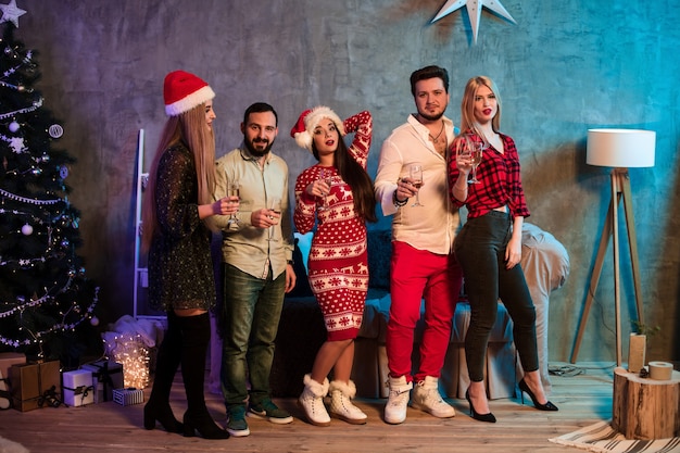 Jóvenes con copas de champán en la fiesta de Navidad