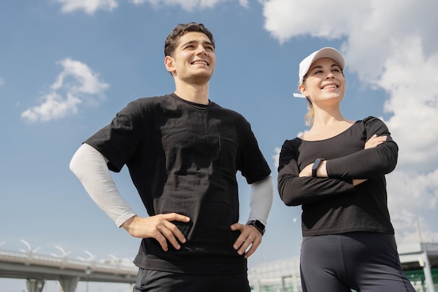 Jóvenes corredores de pareja en ropa deportiva buscan un futuro brillante