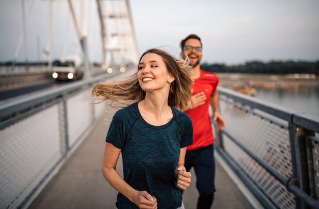 Jóvenes corriendo y haciendo ejercicio. Vivir un estilo de vida deportivo saludable