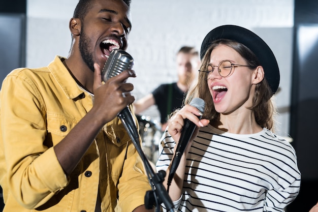 Jóvenes creativos cantando