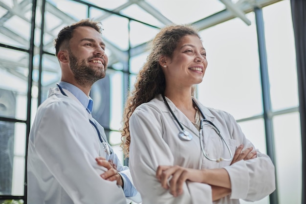 Jóvenes dentistas y dentistas miran en la distancia