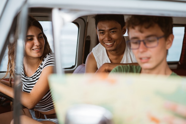 Jóvenes dentro del auto usando un mapa