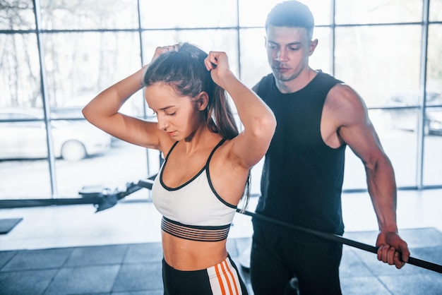 Jóvenes deportistas haciendo ejercicios juntos en el gimnasio