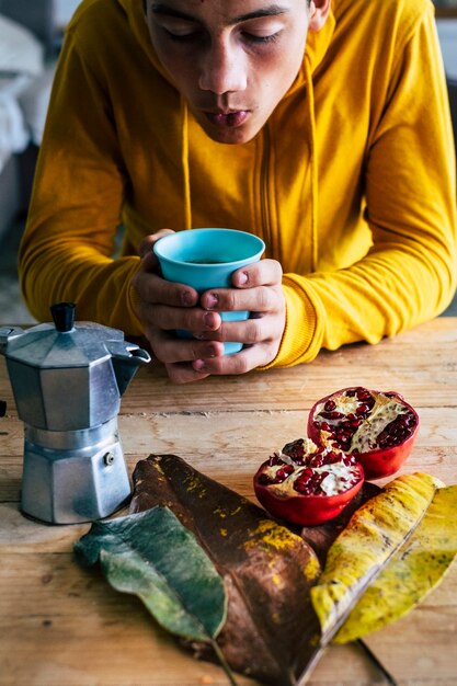 Los jóvenes desayunan en casa con café en el concepto de escena de composición de otoño