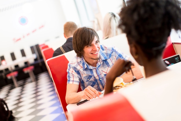 Jóvenes en diner