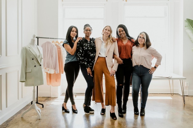 Jóvenes diseñadoras en una boutique