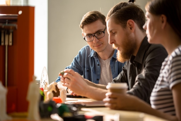 Jóvenes diseñadores que colaboran en proyectos 3D