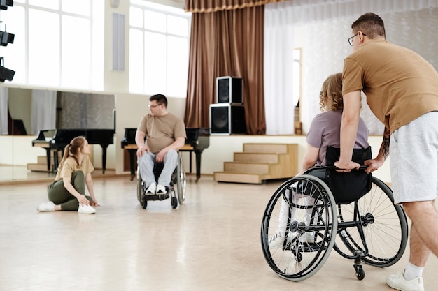 Jóvenes diversos en la clase de baile