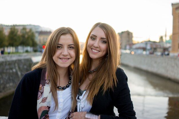 Jóvenes divirtiéndose en la calle de la ciudad