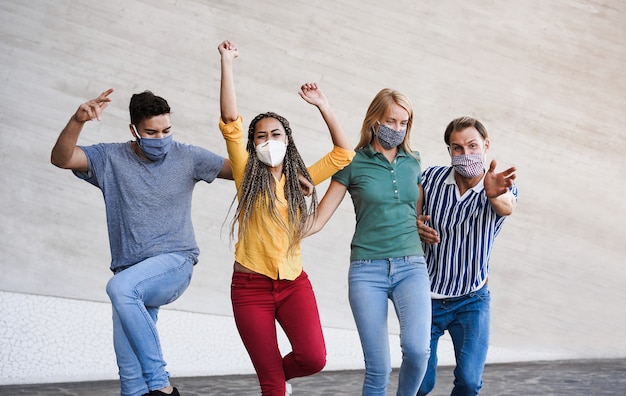 Jóvenes divirtiéndose en las calles de la ciudad durante el brote de coronavirus