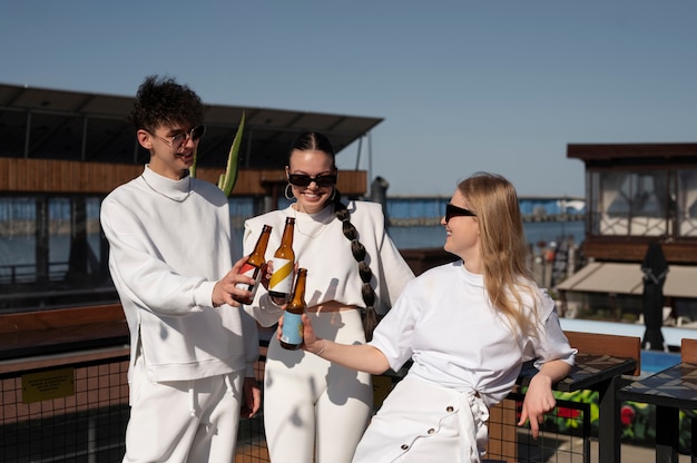 Foto jóvenes divirtiéndose en la fiesta blanca