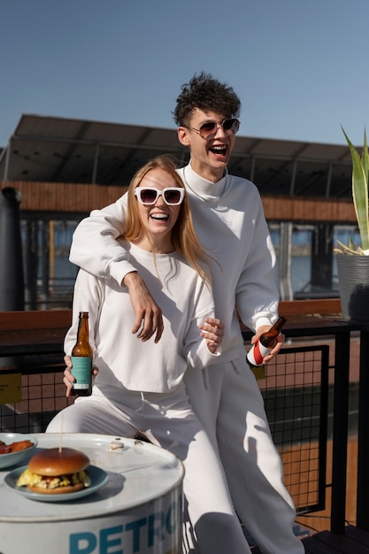 Foto jóvenes divirtiéndose en la fiesta blanca