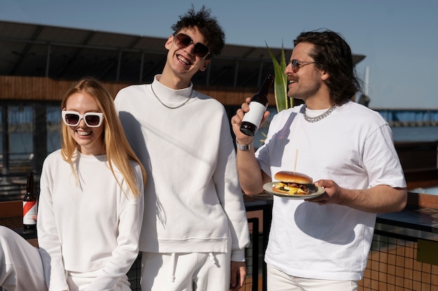 Foto jóvenes divirtiéndose en la fiesta blanca