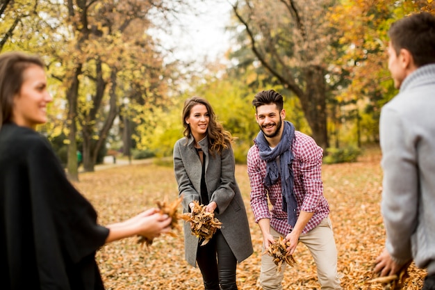 Jóvenes divirtiéndose en el parque de otoño