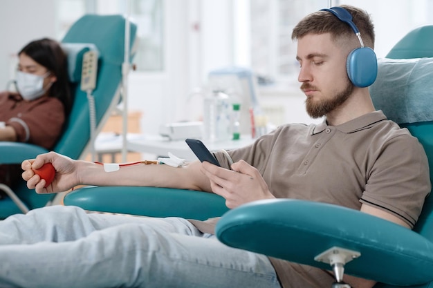 Jóvenes donando sangre en el hospital