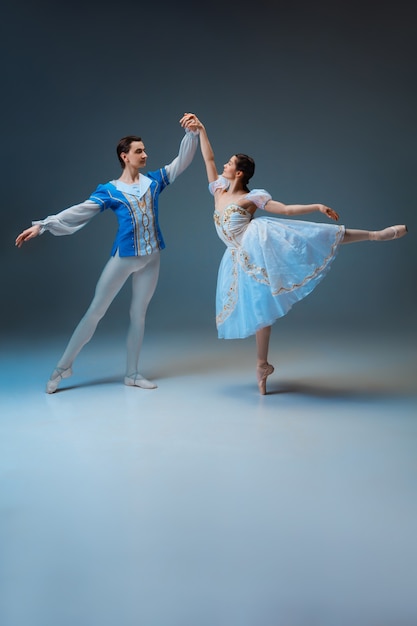 Jóvenes y elegantes bailarines de ballet como personajes de cuento de hadas de Cenicienta