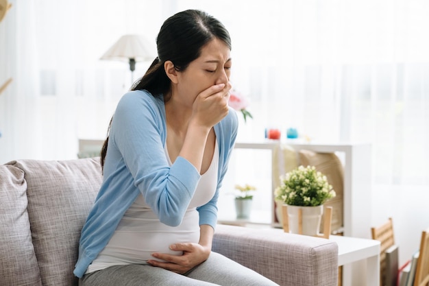 Las jóvenes embarazadas enfermas tienen dolor de garganta en invierno. Las causas de la tos incluyen el resfriado común, la gripe, la infección del tracto respiratorio, la neumonía, la bronquitis, la alergia, el asma. concepto de enfermedad de salud de maternidad