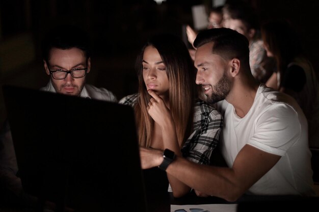 Jóvenes empleados discutiendo nuevos datos sobre el concepto de horas extra