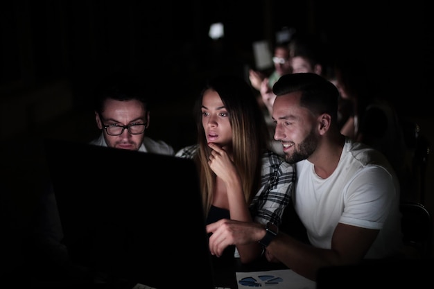 Jóvenes empleados discutiendo nuevos datos sobre el concepto de horas extra