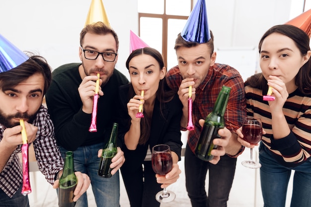 Jóvenes empleados de la empresa celebran vacaciones.