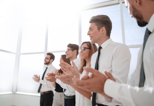 Jóvenes empleados de la empresa una ovación de pie