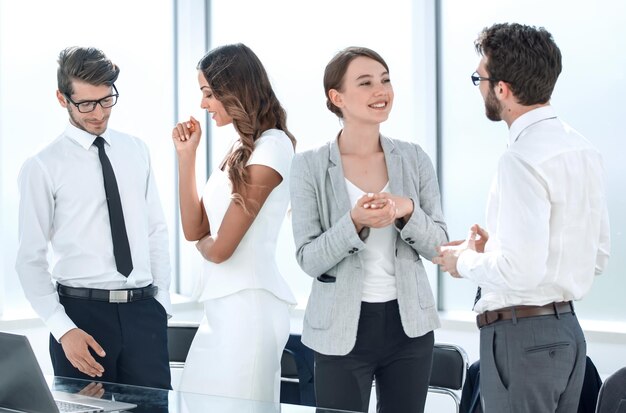 Los jóvenes empleados hablan en la oficina.