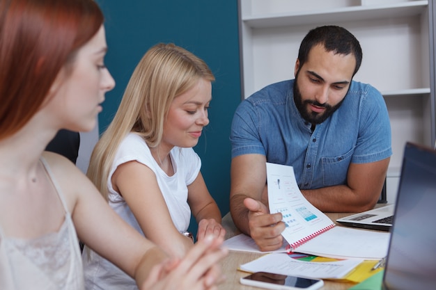 Jóvenes emprendedores que disfrutan trabajando juntos en un proyecto