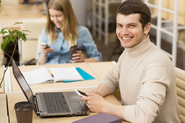 Jóvenes emprendedores trabajando juntos en la oficina.