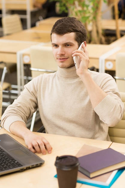 Jóvenes emprendedores trabajando juntos en la oficina.