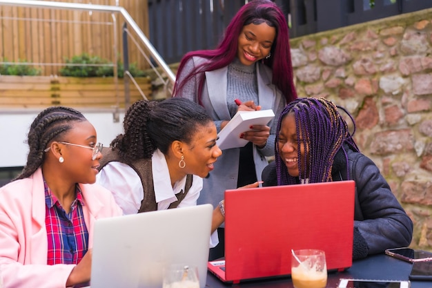 Jóvenes empresarias de etnia negra en una reunión de negocios en una cafetería