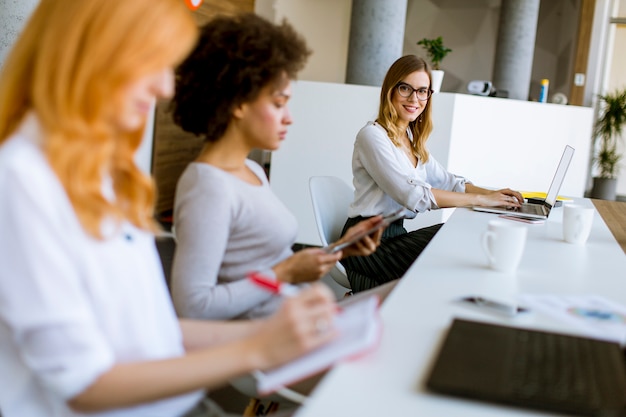 Jóvenes empresarias trabajando en oficina