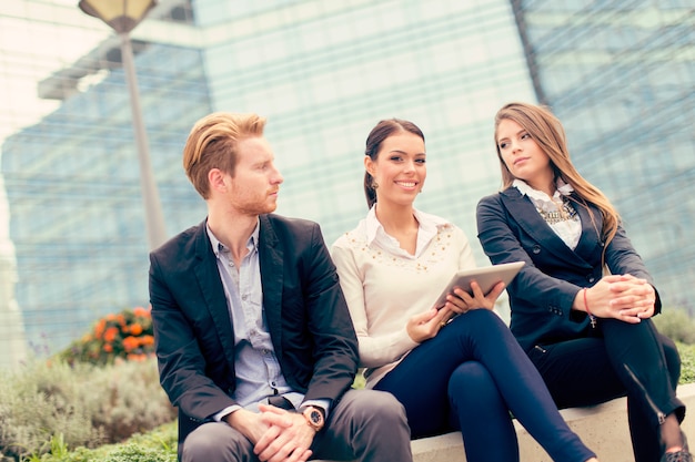 Jóvenes empresarios al aire libre