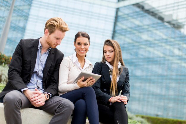 Jóvenes empresarios al aire libre