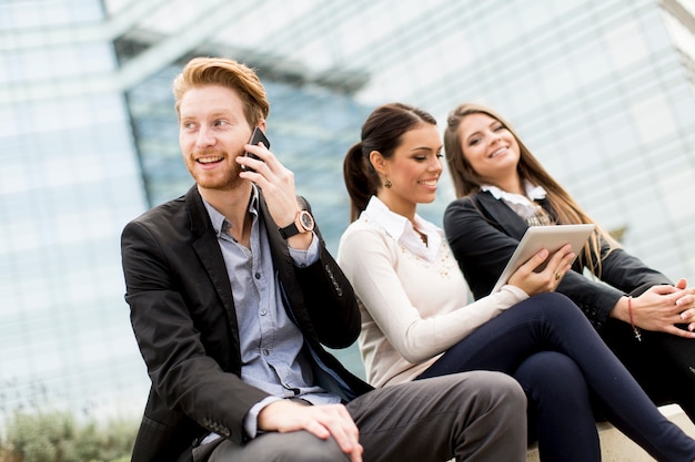 Jóvenes empresarios al aire libre