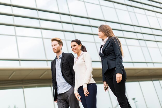 Jóvenes empresarios al aire libre