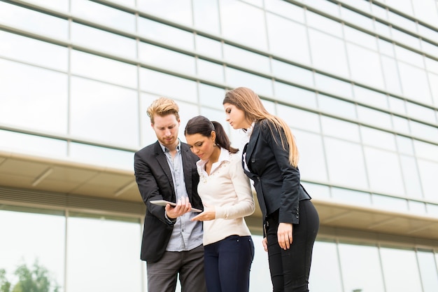 Jóvenes empresarios al aire libre