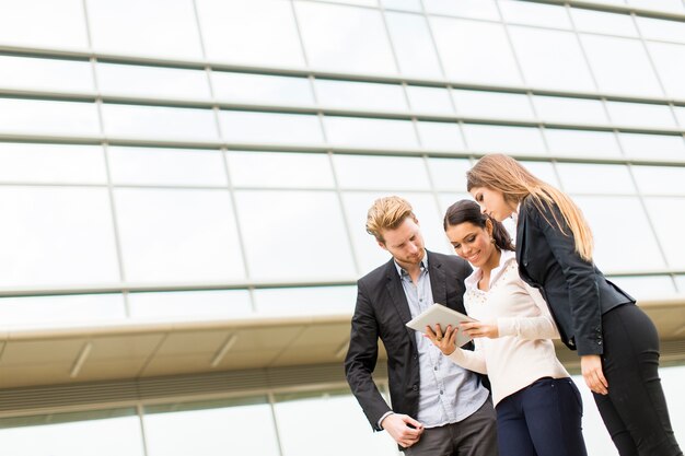 Jóvenes empresarios al aire libre