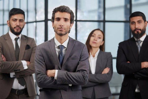 Jóvenes empresarios ambiciosos posan ante el éxito de la colaboración con la cámara