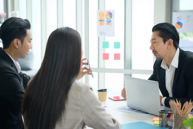 Jóvenes empresarios asiáticos para obtener la mejor conclusión de inversión